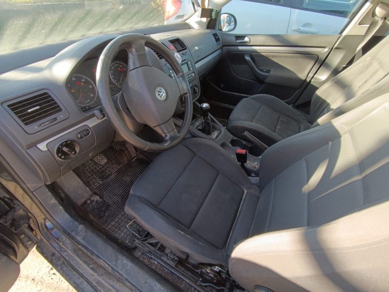 Syndyk sprzeda samochód osobowy VOLKSWAGEN GOLF V 1.9 TDi